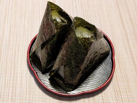 梅皿に載った2個の海苔巻きおにぎり おにぎり,にぎり飯,おむすびの写真素材