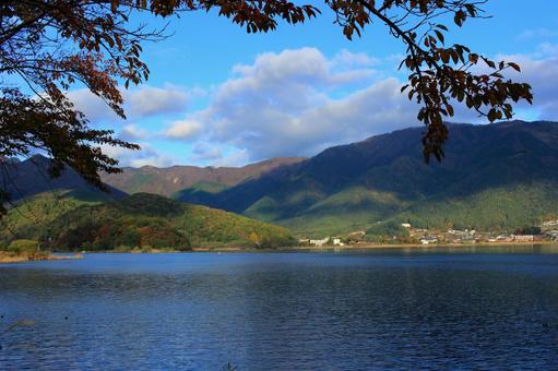 秋の河口湖周辺 秋の河口湖周辺 河口湖周辺,河口湖,湖の写真素材