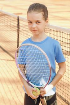 ラケットをもって見上げる女の子 女の子,子供,外国人の写真素材