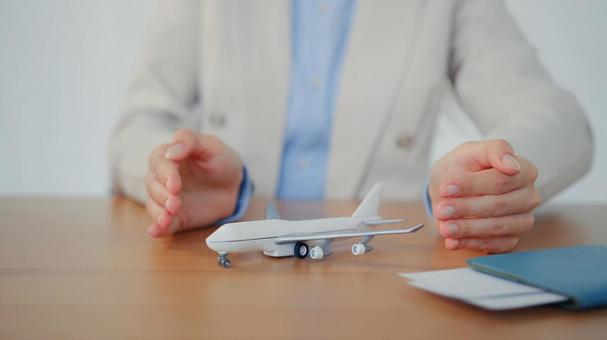 飛行機を包むように説明する様子の手元 事務職,接客業,アドバイザーの写真素材