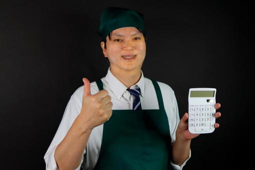 計算機を持つ男性店員 計算機を持つ男性店員 男性,店員,計算機の写真素材