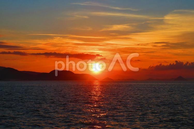 ８月上旬のサンポート高松からの夕焼け 背景,夕焼け,たそがれの写真素材