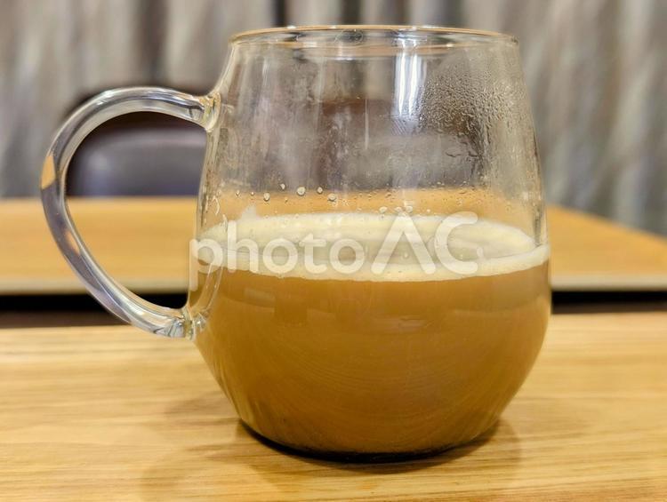 木目のトレイの上に置かれたコーヒー コーヒー,カフェオレ,コップの写真素材