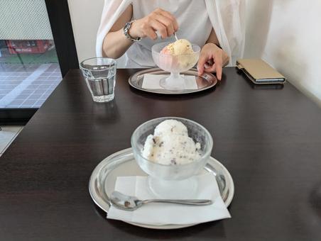 カフェで楽しむジェラート カフェ,ジェラート,アイスクリームの写真素材