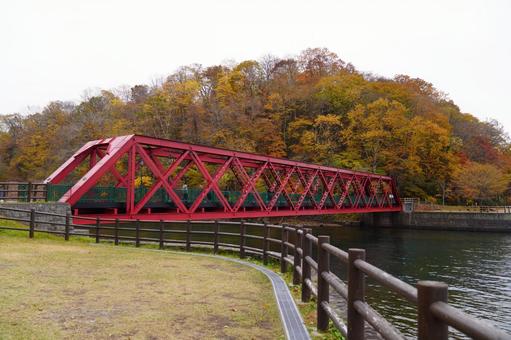 紅葉の支笏湖山線鉄橋 支笏湖,山線,山線鉄橋の写真素材