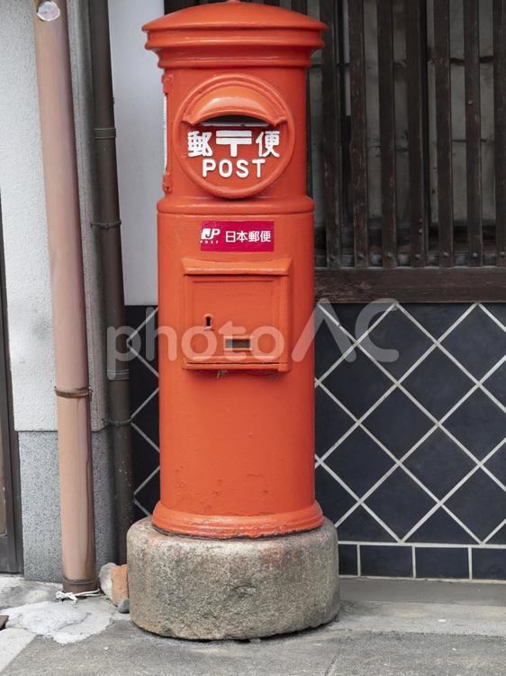 街角の丸ポスト 丸型ポスト,丸ポスト,赤の写真素材