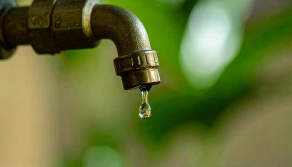 水道の蛇口からぽとりと落ちる水滴 水道の蛇口からぽとりと落ちる水滴の写真