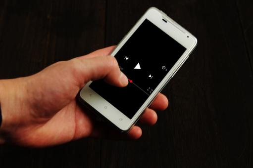 スマートフォンで動画再生操作 スマートフォンで動画再生操作 スマートフォン,動画,再生の写真素材