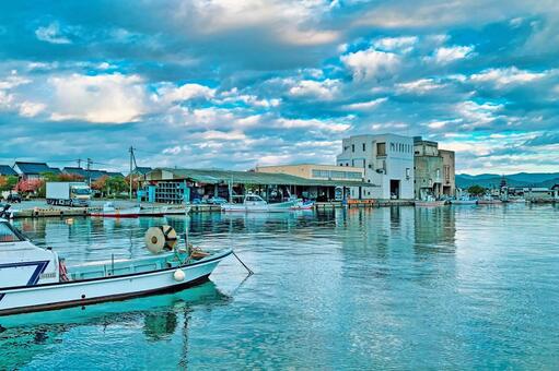 漁船と倉庫群が並ぶ港の風景 日本,漁港,海の写真素材