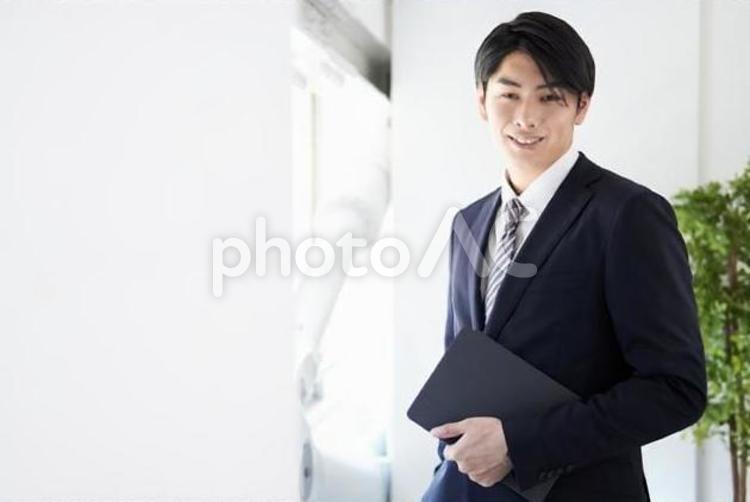 笑顔でカメラ目線の日本人ビジネスマン ビジネス,男性,ビジネスマンの写真素材