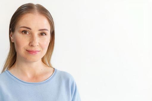 水色のカットソーの女性 女性,外国人,欧米人の写真素材