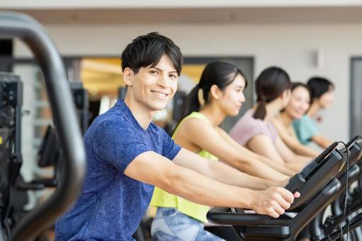 ジムでトレーニングする若い男性 ジム,男性,トレーニングの写真素材