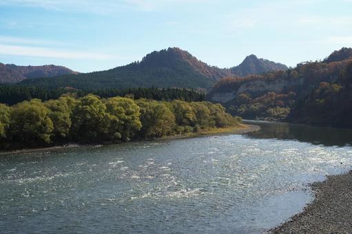 阿賀野川　秋の風景 秋,紅葉,川の写真素材