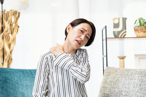 肩をおさえる女性 肩をおさえる女性 肩こり,神経痛,疲れの写真素材
