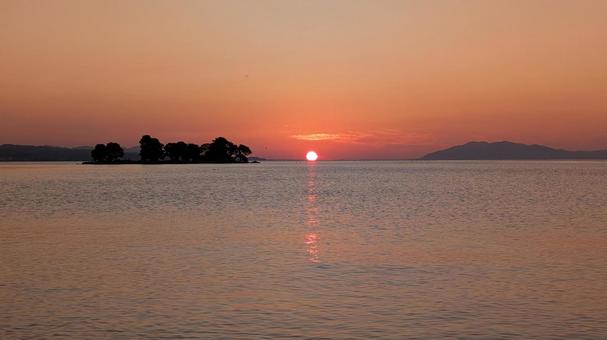 宍道湖の嫁ヶ島と夕日 夕焼け,夕陽,日の入りの写真素材