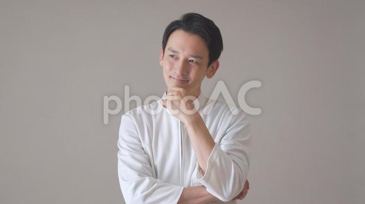 医療服を着た男性 整体師,男性,介護の写真素材