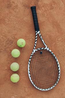 テニスコートに置かれたスポーツ道具の静物写真 テニスボール,テニス,ラケットの写真素材