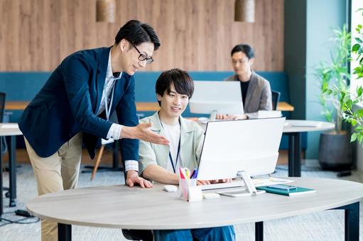 オフィスで働くビジネスパーソン オフィスで働くビジネスパーソン ビジネスマン,オフィス,笑顔の写真素材