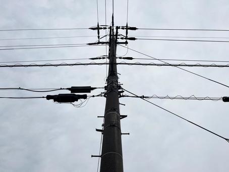 電柱と電線と空 電柱と電線と空の写真