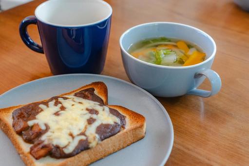 朝食のチーズトーストとスープ 朝食のチーズトーストとスープの写真