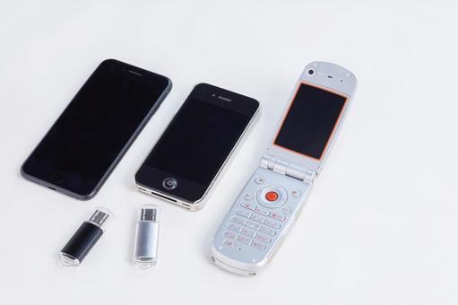 スマホとガラケーとUSB スマホとガラケーとUSB ガラケー,携帯電話,白背景の写真素材