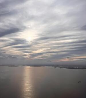 雲の隙間から光が降り注ぐ幻想的な海の景色 海,雲,空の写真素材