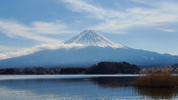 河口湖と富士山　寒い季節 富士山,河口湖,湖の写真素材