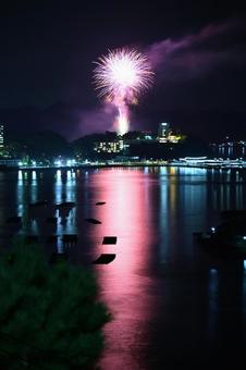 Fireworks reflected on the water, JPG Fireworks reflected on the water, JPG