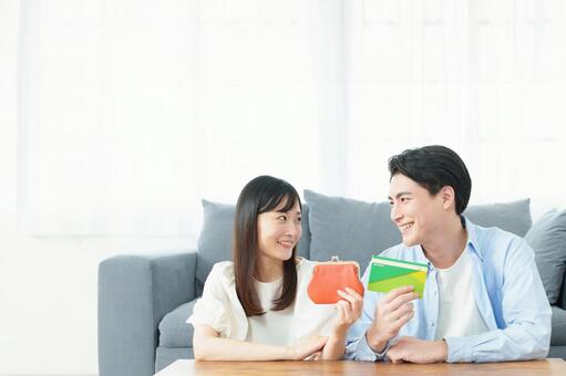 財布を持つ夫婦　投資・貯金・節約・節税 家族,夫婦,お金の写真素材