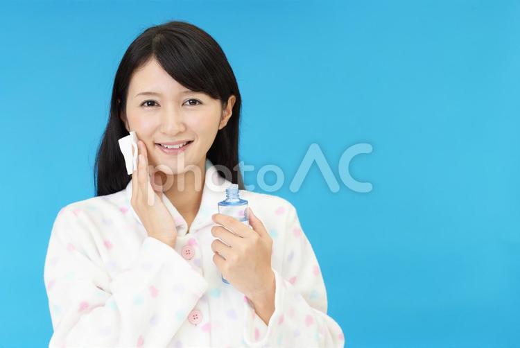 フェイスケアをする女性 女性,女,美容の写真素材