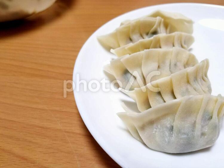 焼く前のギョウザ 餃子,手作り,ひき肉の写真素材