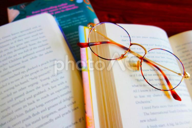 開いた洋書と眼鏡 読書,洋書,秋の写真素材