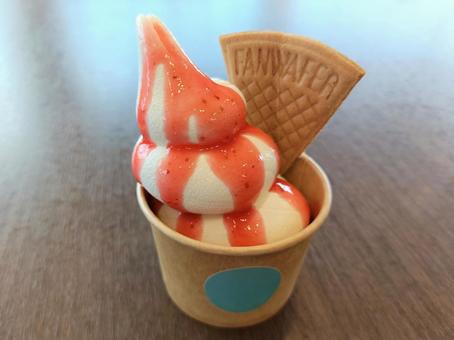 苺のカップソフトクリーム 苺のカップソフトクリーム 苺,いちご,ストロベリーの写真素材