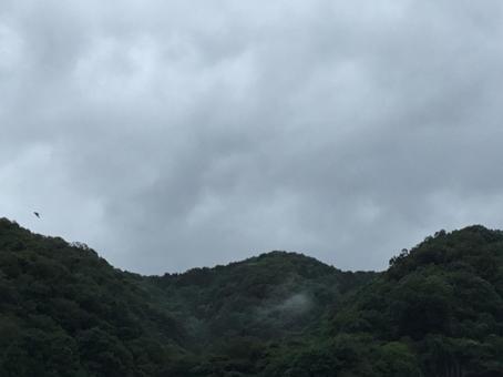 曇り空と山 曇り空と山の写真
