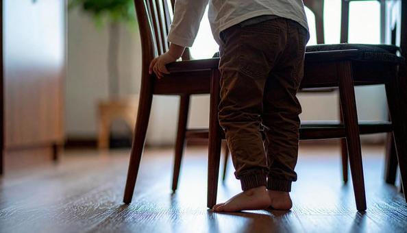 イスにつかまり立ちする男の子 イスにつかまり立ちする男の子の写真
