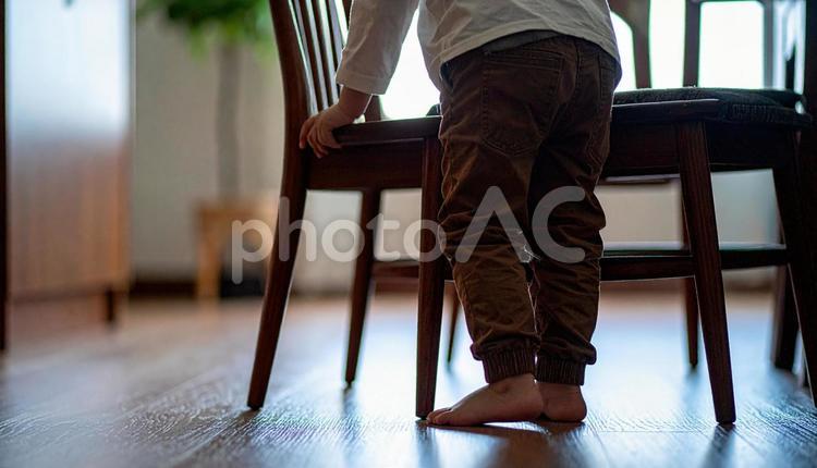 イスにつかまり立ちする男の子 つかまり立ち,赤ちゃん,椅子の写真素材