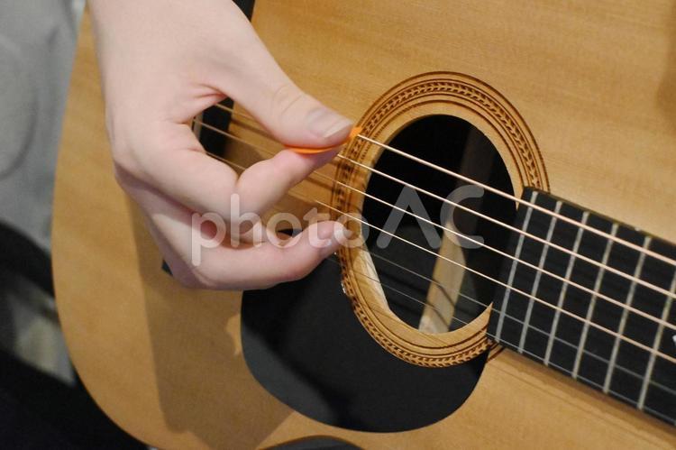 ギターをピックで弾く01 ギター,ピック,アコギの写真素材