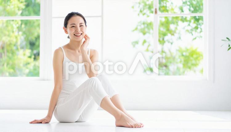 明るい部屋で微笑む若い女性のポートレート 人物,女性,美人の写真素材