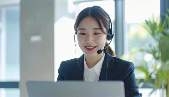 web会議する女性 web会議する女性の写真