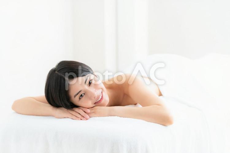 エステを受ける若い女性 エステ,ビューティー,女性の写真素材