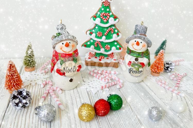 クリスマスを楽しむスノーマン クリスマス,スノーマン,雪だるまの写真素材
