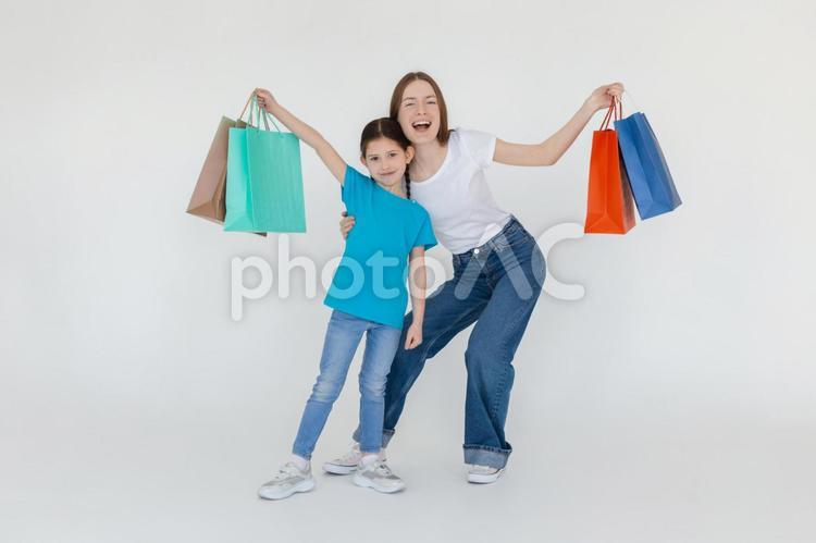 両手を広げる親子２ 女性,女の子,親子の写真素材
