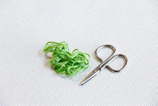 手芸用の緑の糸と小さな銀バサミ 手芸用の緑の糸と小さな銀バサミ ハサミ,はさみ,糸の写真素材