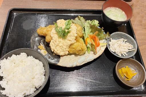 チキン南蛮定食 チキン南蛮,味噌汁,和食の写真素材