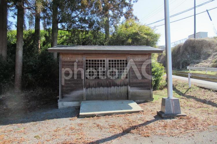 郊外の神社敷地内一角にある倉庫 建物,家屋,木造の写真素材