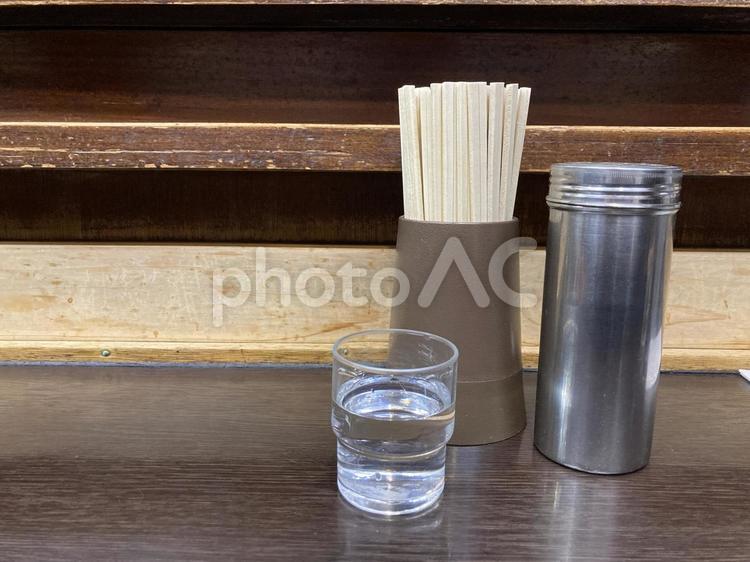 ラーメン店のテーブル　割り箸　正面から ラーメン店,テーブル,割り箸の写真素材