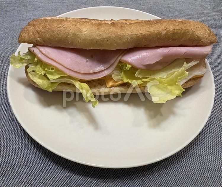 ハムとレタスのカスクート サンドイッチ,フランスパン,パンの写真素材