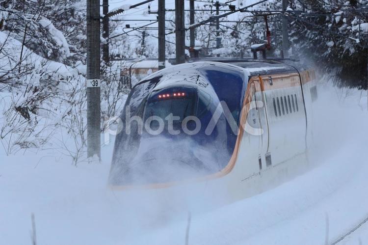 雪の中を走るE8系つばさ つばさ,電車,新幹線の写真素材