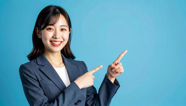 笑顔で指差すビジネスウーマン 笑顔で指差すビジネスウーマンの写真