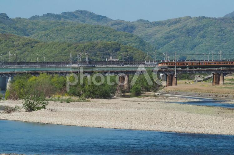 鉄橋を渡る旧国鉄カラーの電車 鉄橋,国鉄,jrの写真素材